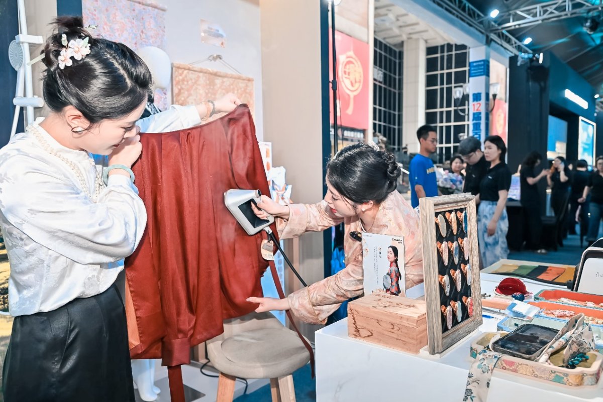 卡萨帝携手中国丝绸协会，打造专业级丝绸护衣体验(图5)